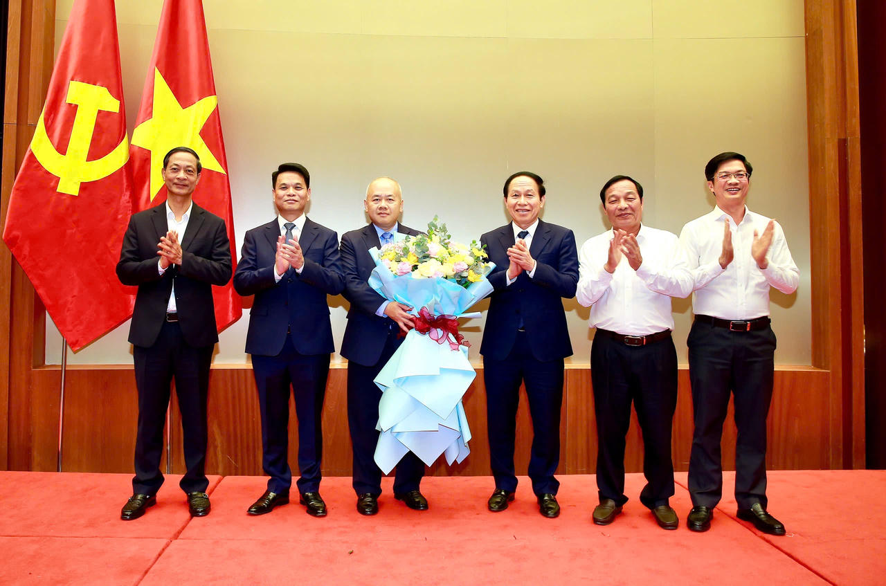 Thường trực Th&agrave;nh ủy Hải Ph&ograve;ng tặng hoa ch&uacute;c mừng &ocirc;ng Đỗ Th&agrave;nh Trung.