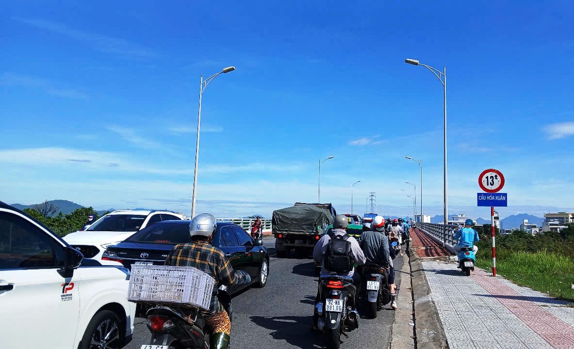 Đường dẫn l&ecirc;n cầu H&ograve;a Xu&acirc;n thường xuy&ecirc;n xảy ra t&igrave;nh trạng &ugrave;n tắc v&agrave;o giờ cao điểm.