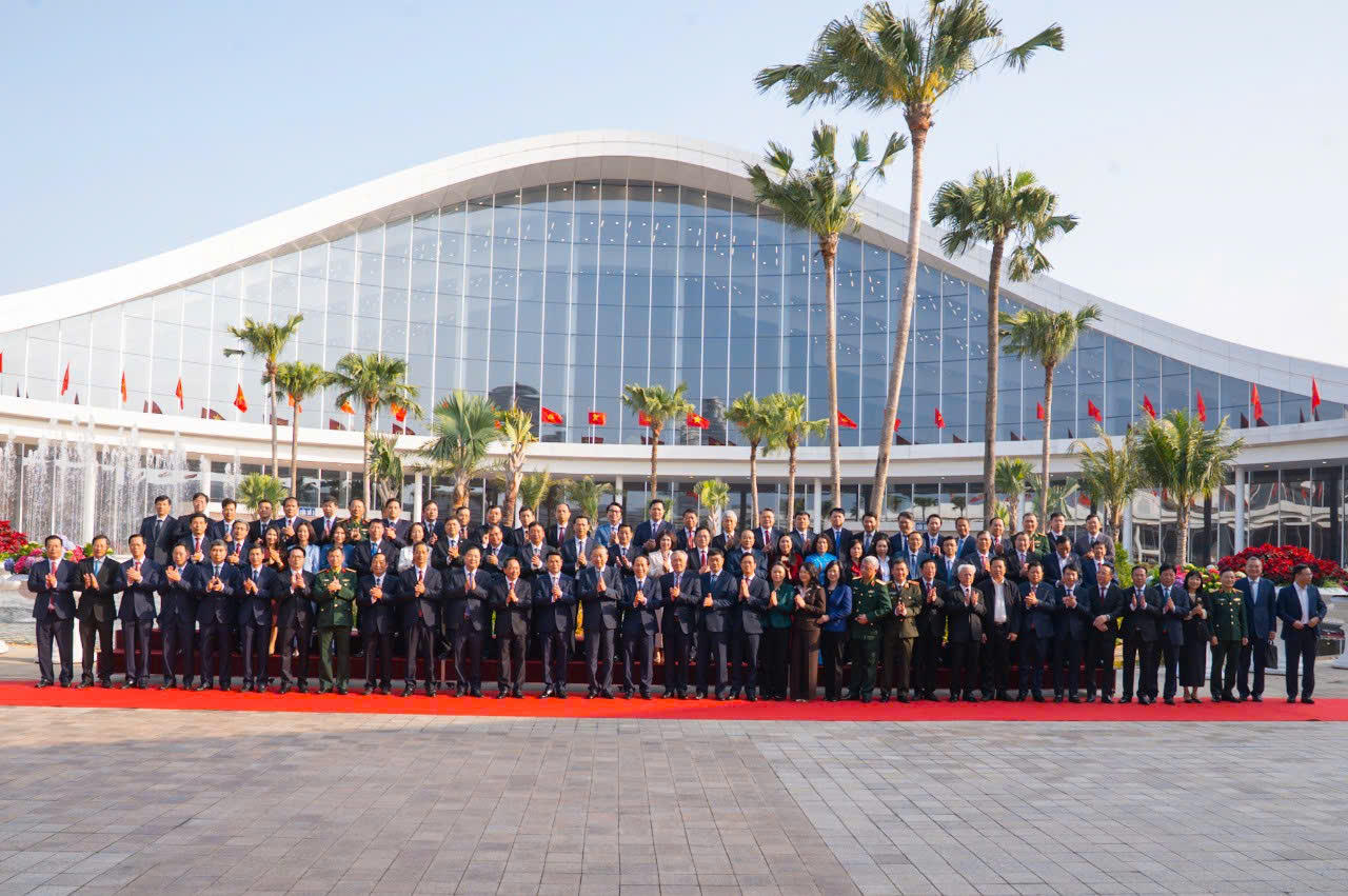 Tổng B&iacute; thư Ban chấp h&agrave;nh Trung ương Đảng Cộng sản Việt Nam T&ocirc; L&acirc;m c&ugrave;ng Đo&agrave;n c&ocirc;ng t&aacute;c Bộ Ch&iacute;nh trị, Ban B&iacute; thư chụp ảnh lưu niệm c&ugrave;ng Ban chấp h&agrave;nh Đảng bộ th&agrave;nh phố Hải Ph&ograve;ng