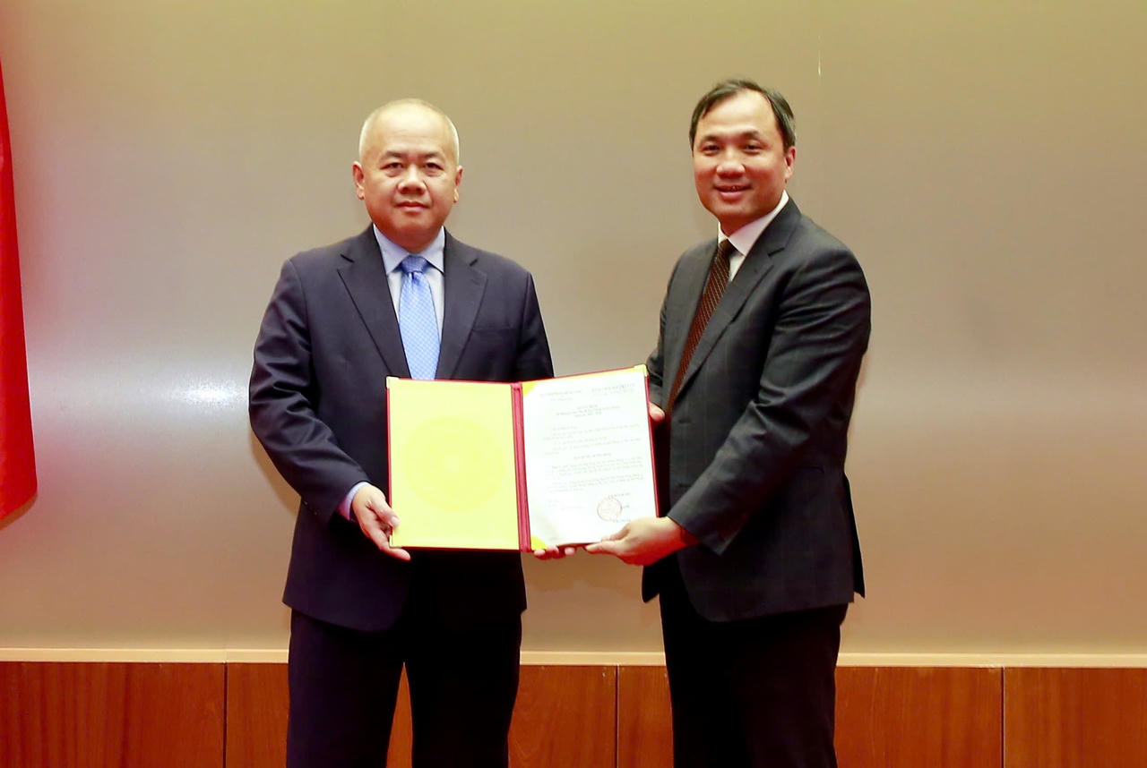 Ph&oacute; Trưởng Ban Thường trực Ban Tổ chức Trung ương Ho&agrave;ng Trung Dũng trao quyết định điều động, chỉ định &ocirc;ng Đỗ Th&agrave;nh Trung.