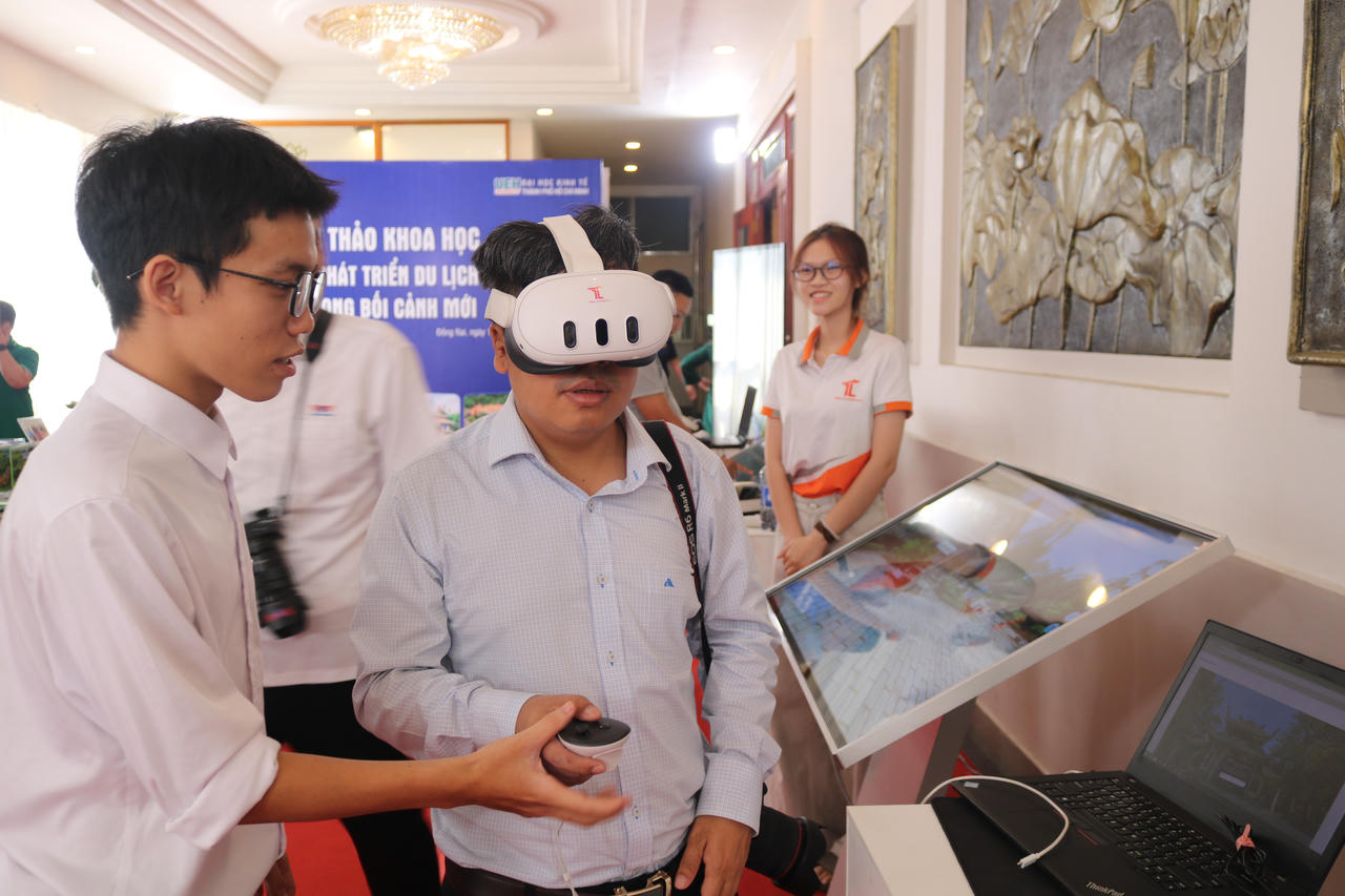 Một đại biểu tham dự hội thảo đang trải nghiệm c&aacute;c địa danh du lịch của tỉnh Đồng Nai bằng k&iacute;nh ảo.