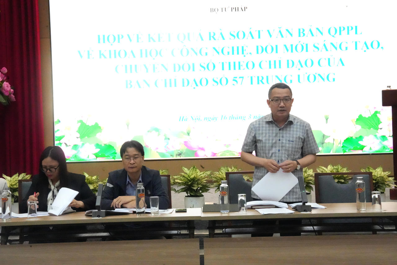 Cục trưởng Hồ Quang Huy chủ tr&igrave; cu&ocirc;c họp.