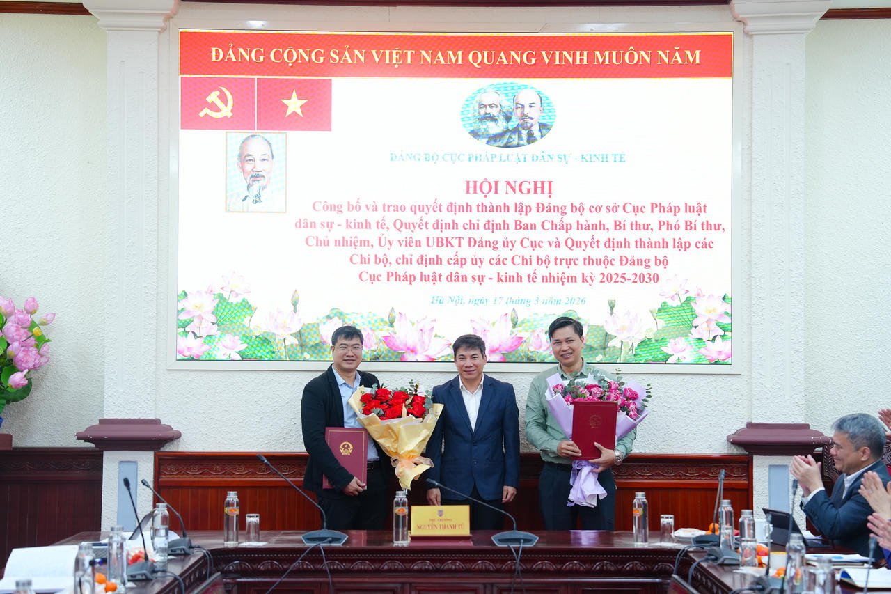 Trao Quyết định thành lập Đảng bộ cơ sở Cục Pháp luật dân sự - kinh tế