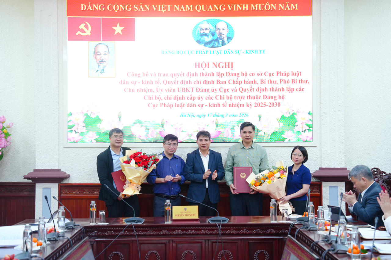 Trao Quyết định thành lập Đảng bộ cơ sở Cục Pháp luật dân sự - kinh tế