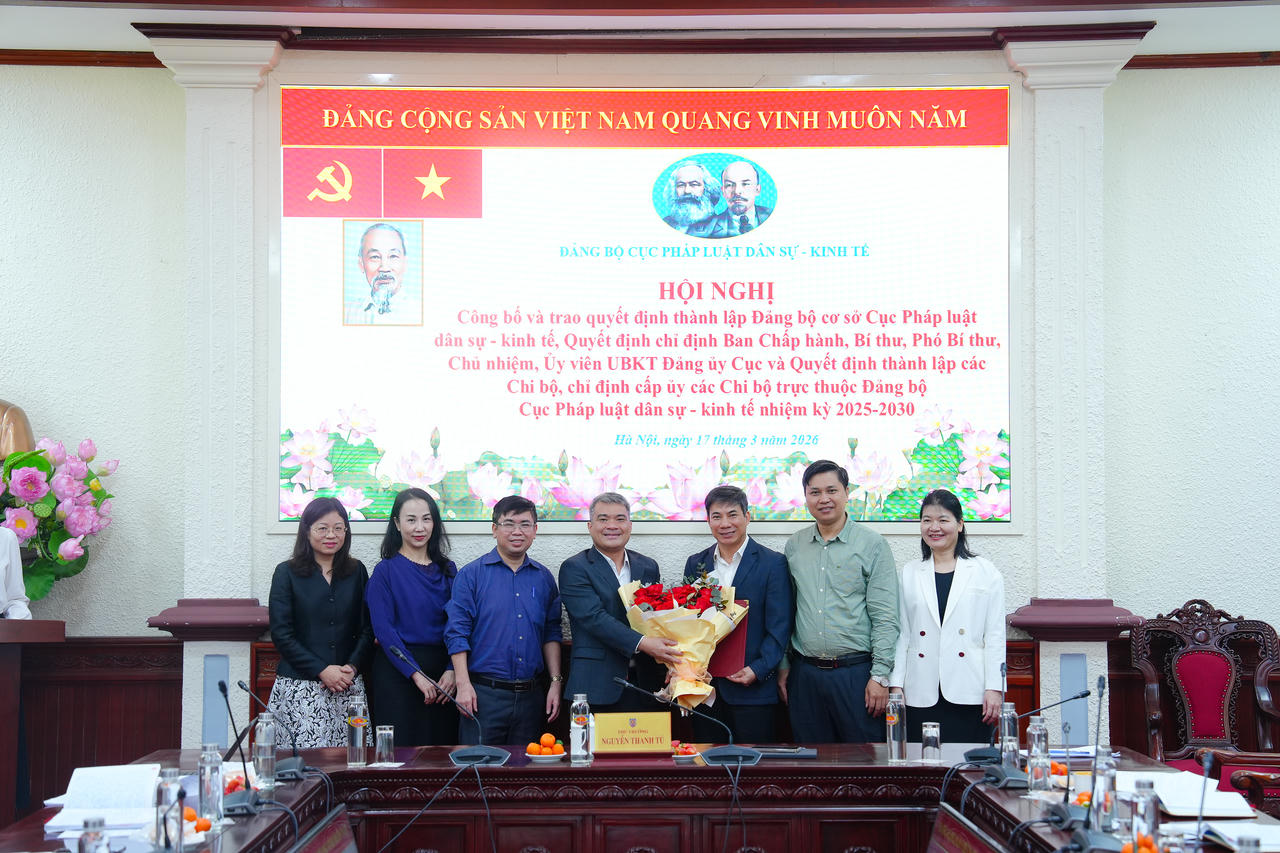 Trao Quyết định thành lập Đảng bộ cơ sở Cục Pháp luật dân sự - kinh tế