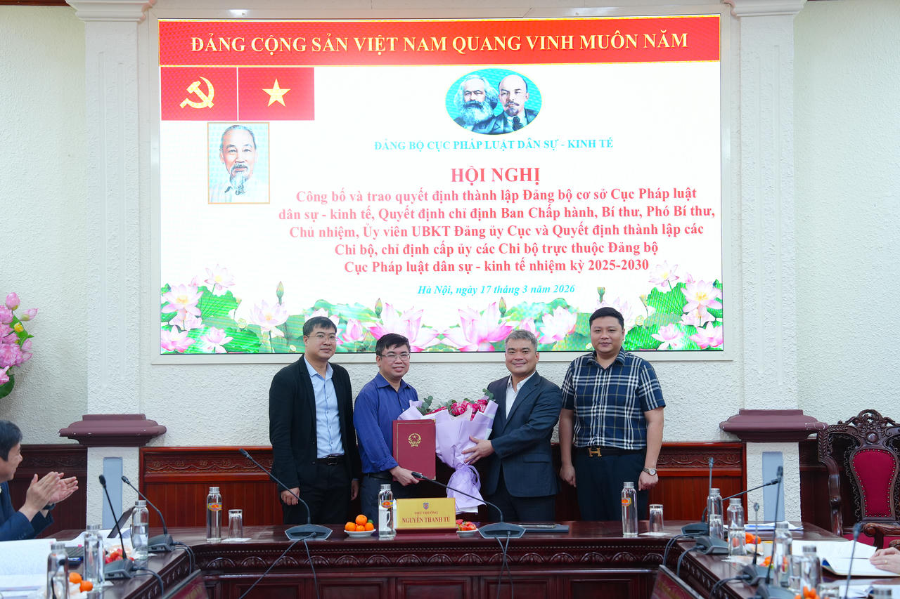 Trao Quyết định thành lập Đảng bộ cơ sở Cục Pháp luật dân sự - kinh tế