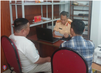 C&aacute;n bộ Đội CSGT B&igrave;nh Triệu l&agrave;m việc với người điều khiển phương tiện li&ecirc;n quan vụ tai nạn (Ảnh: Cục CSGT)