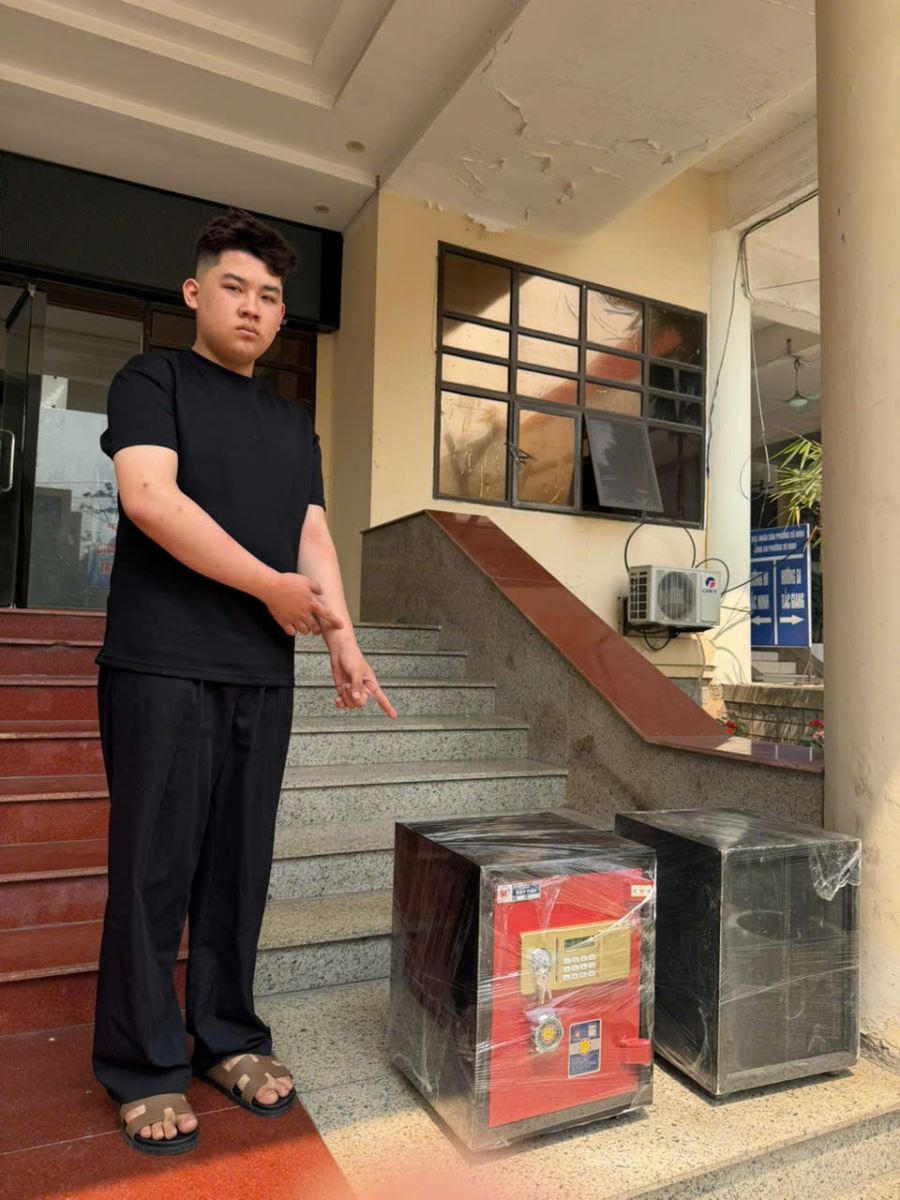 Đối tượng Huy v&agrave; tang vật vụ &aacute;n.