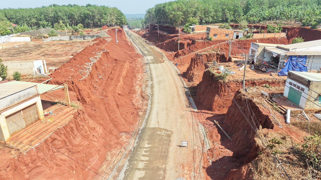 Nền đường ĐT.753 được hạ thấp khiến nhiều nh&agrave; d&acirc;n nằm ch&ecirc;nh v&ecirc;nh tr&ecirc;n cao c&oacute; nguy cơ sạt lở, nguy hiểm.