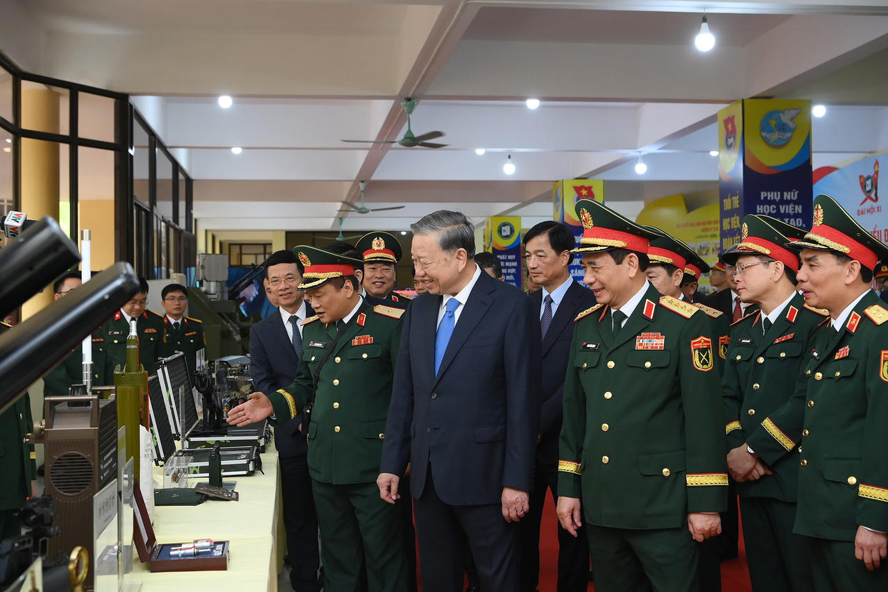Tổng B&iacute; thư T&ocirc; L&acirc;m v&agrave; c&aacute;c đại biểu tham quan c&aacute;c m&ocirc; h&igrave;nh, s&aacute;ng kiến của Học viện Kỹ thuật Qu&acirc;n sự. Ảnh: nhandan.vn