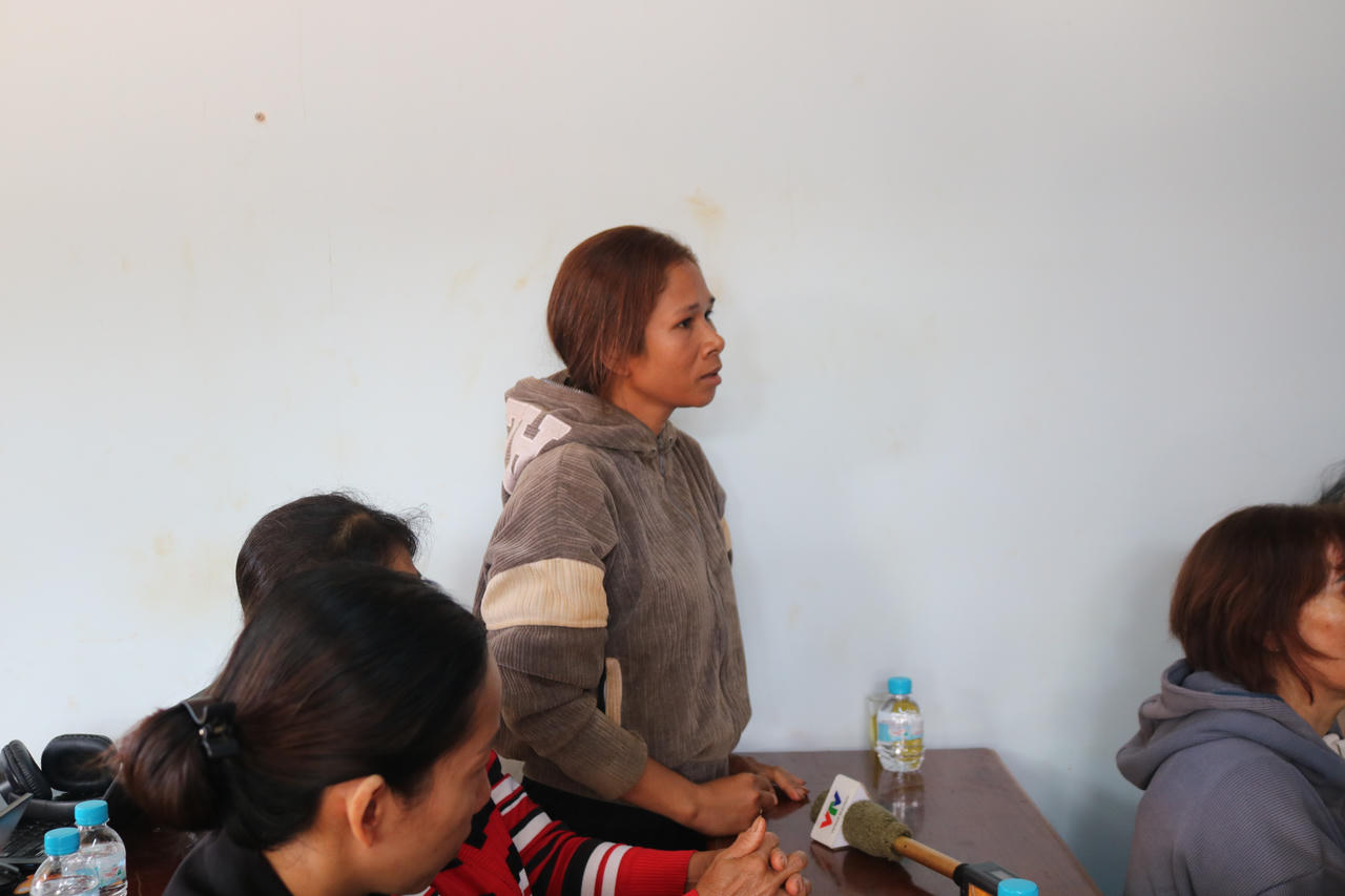 Người d&acirc;n kiến nghị tại buổi họp.