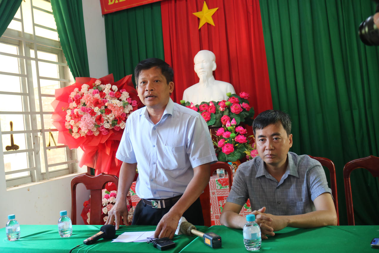 Dương Ho&agrave;ng Anh To&agrave;n, Ph&oacute; Gi&aacute;m đốc Ban Quản l&yacute; dự &aacute;n đầu tư x&acirc;y dựng tỉnh Đồng Nai trao đổi với người d&acirc;n tại buổi họp.