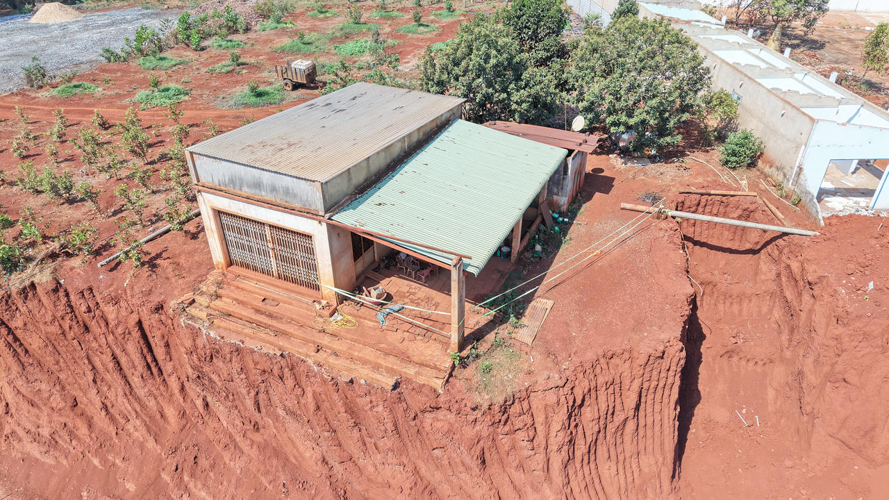 Nền đường ĐT.753 được hạ thấp khiến nhiều nh&agrave; d&acirc;n nằm ch&ecirc;nh v&ecirc;nh tr&ecirc;n cao c&oacute; nguy cơ sạt lở, nguy hiểm.