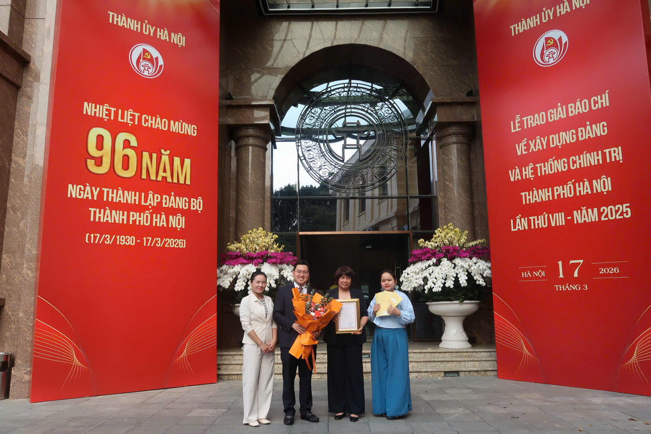 C&aacute;c đại diện trong nh&oacute;m t&aacute;c giả B&aacute;o Ph&aacute;p luật Việt Nam tại Lễ trao giải.