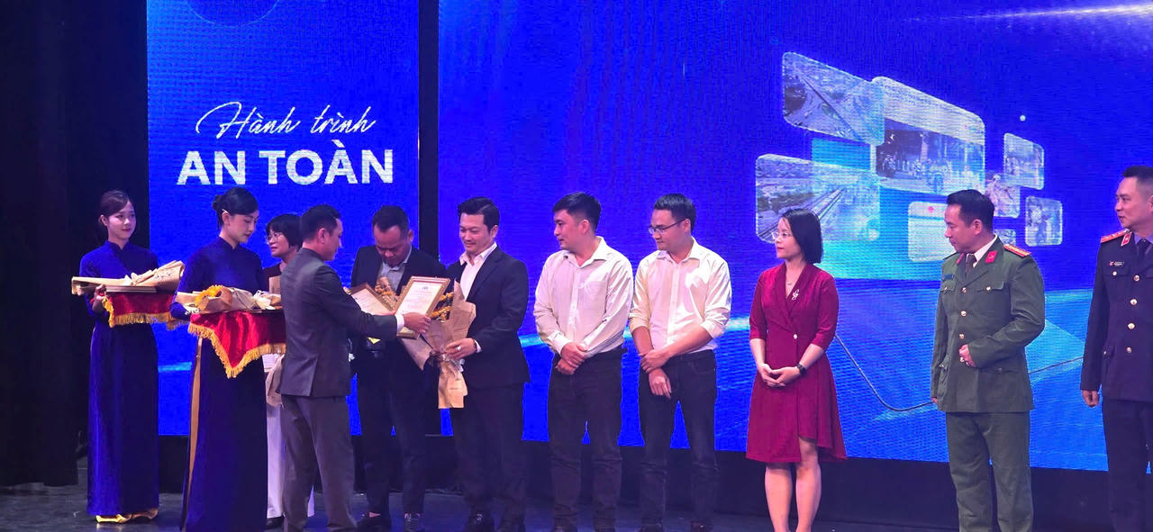 B&aacute;o Ph&aacute;p luật Việt Nam đoạt giải B&aacute;o ch&iacute; tuy&ecirc;n truyền về an to&agrave;n giao th&ocirc;ng