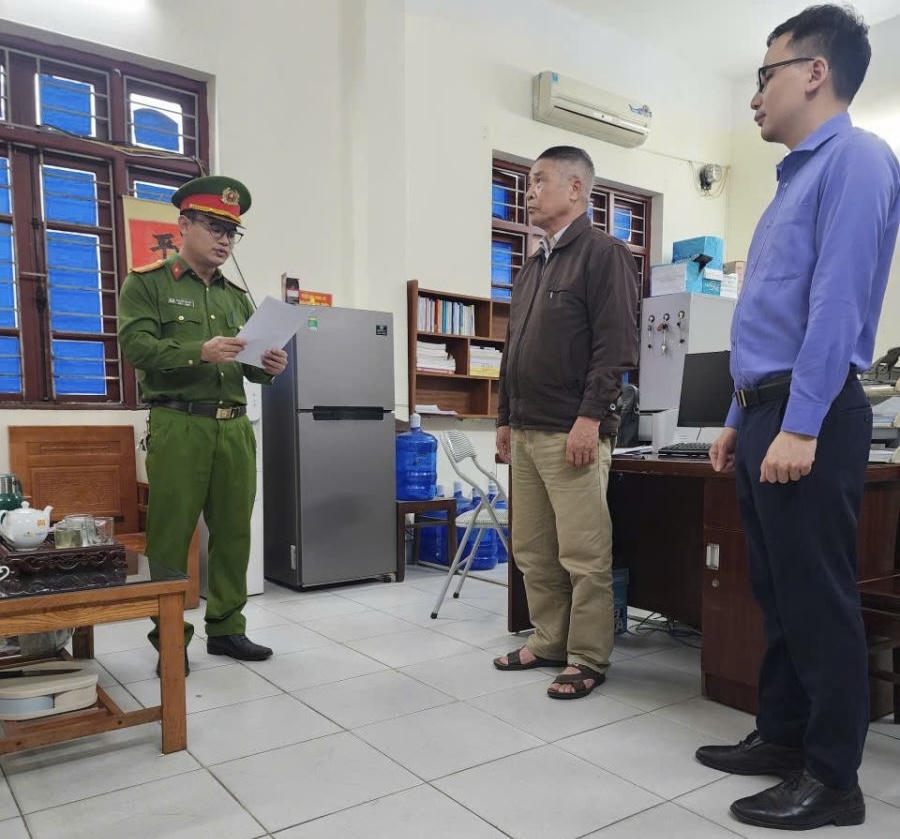 Cơ quan Cảnh s&aacute;t điều tra tống đạt Quyết định khởi tố đối với bị can Vũ Quang Ph&uacute;c.