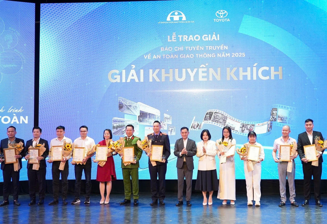 Ban tổ chức trao giải cho c&aacute;c tập thể v&agrave; c&aacute; nh&acirc;n