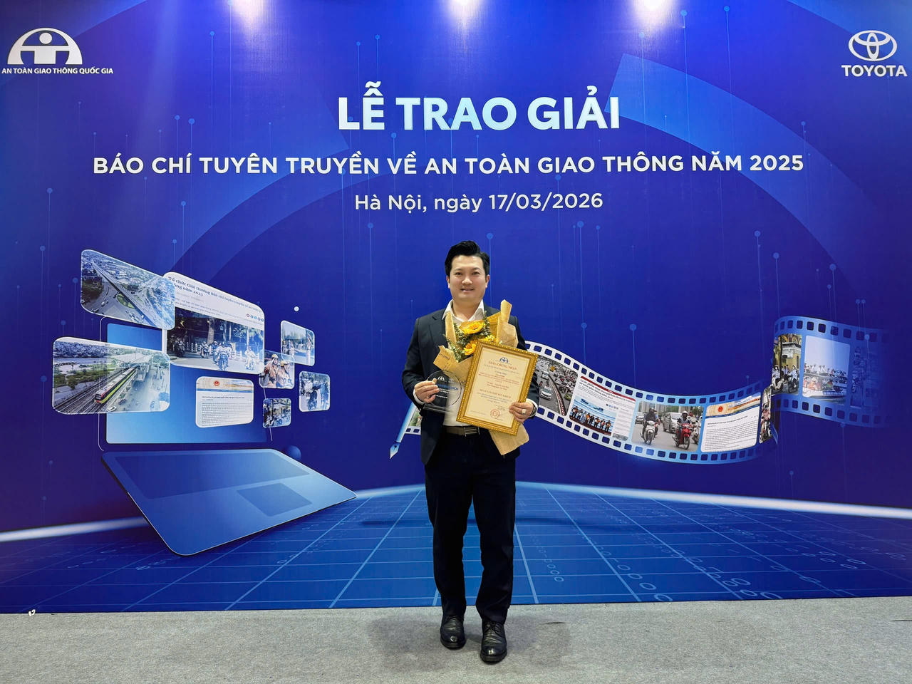 Ph&oacute;ng vi&ecirc;n Nguyễn Hải - B&aacute;o Ph&aacute;p luật Việt Nam đoạt giải khuyến kh&iacute;ch với t&aacute;c phẩm&nbsp;&ldquo;Thiếu t&aacute; Nguyễn Hồng Chiến &ndash; người thầy đặc biệt thắp lửa an to&agrave;n giao th&ocirc;ng tại L&agrave;o Cai&rdquo;