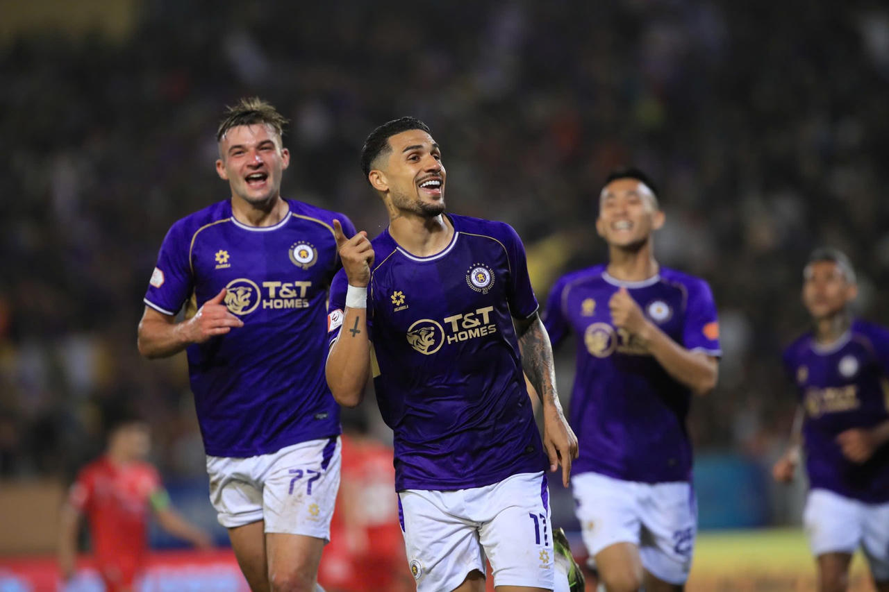 Đỗ Ho&agrave;ng H&ecirc;n lần đầu kho&aacute;c &aacute;o đội tuyển quốc gia Việt Nam