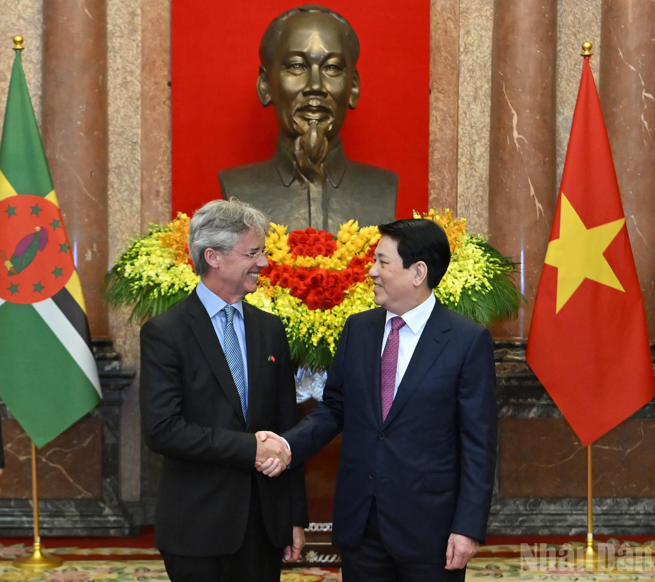 Chủ tịch nước Lương Cường v&agrave; Đại sứ Dominica tại Việt Nam Jean-Francois Harvey tại buổi lễ. Ảnh: nhandan.vn