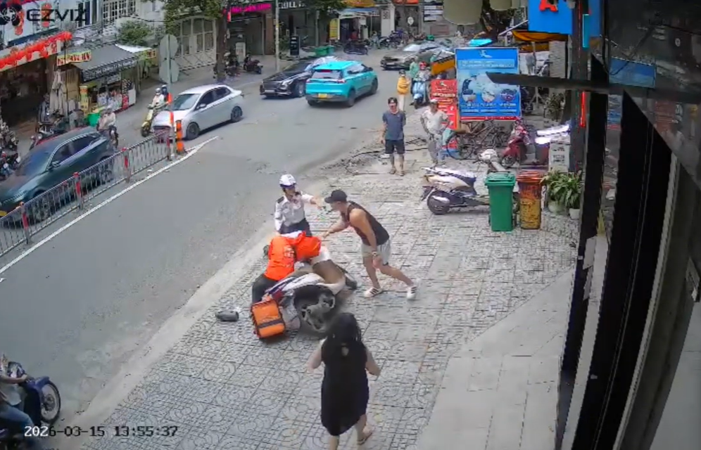 Camera ghi lại cảnh Huy đ&aacute;nh nữ nh&acirc;n vi&ecirc;n Giao H&agrave;ng (Ảnh: C&ocirc;ng an cung cấp).