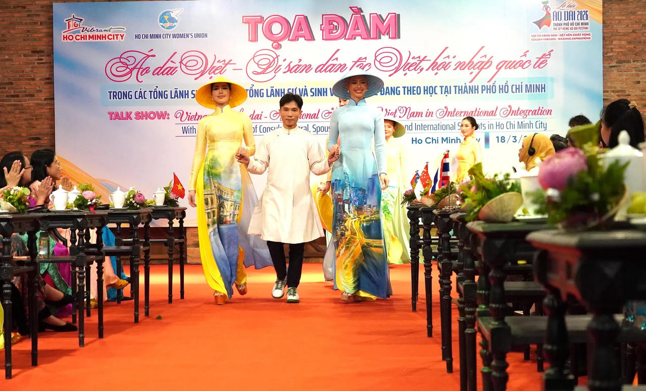 Nghệ nh&acirc;n, nh&agrave; thiết kế Trung Đinh c&ugrave;ng sinh vi&ecirc;n quốc tế trong trang phục &aacute;o d&agrave;i