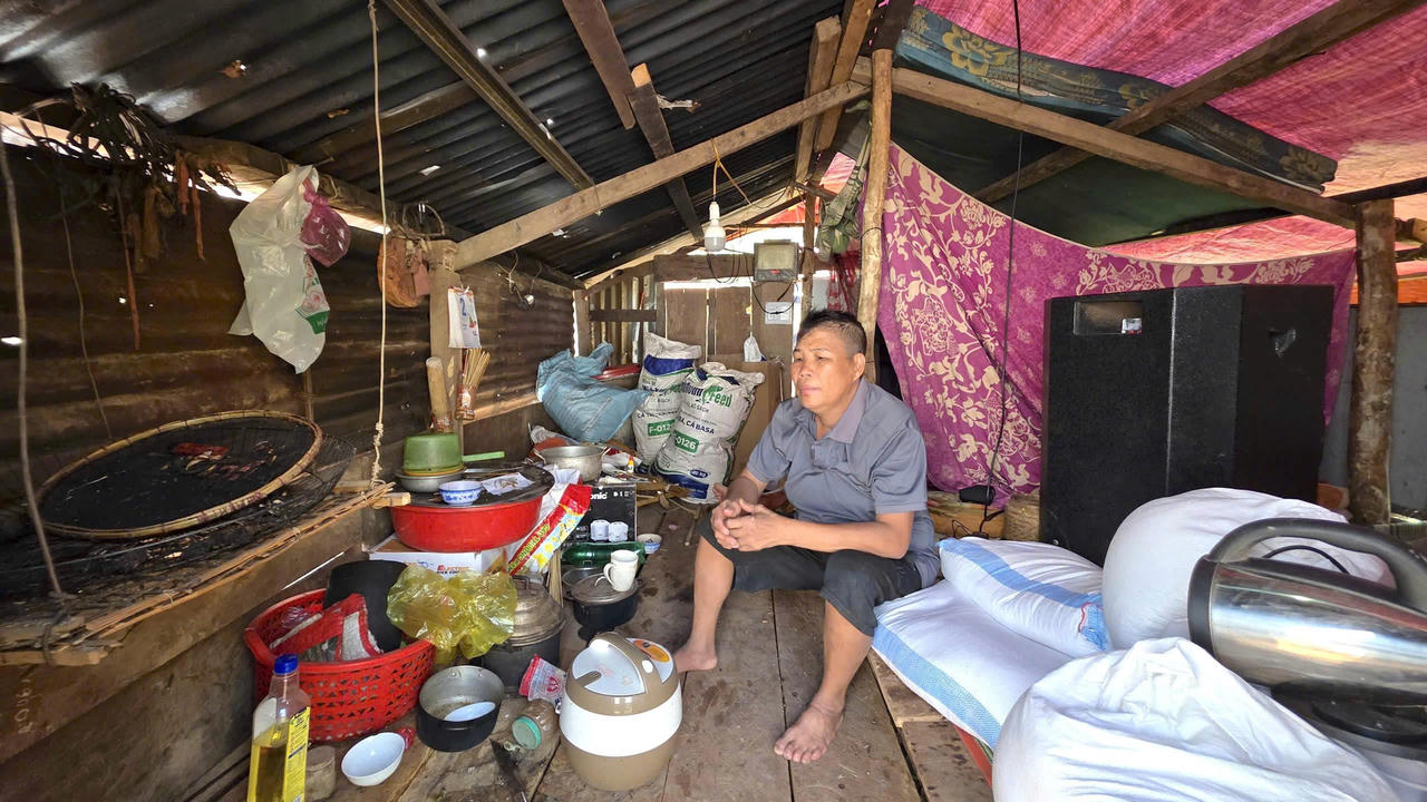 Nhiều người trong một gia đ&igrave;nh sống tạm bợ trong những ng&ocirc;i ch&ograve;i tạm