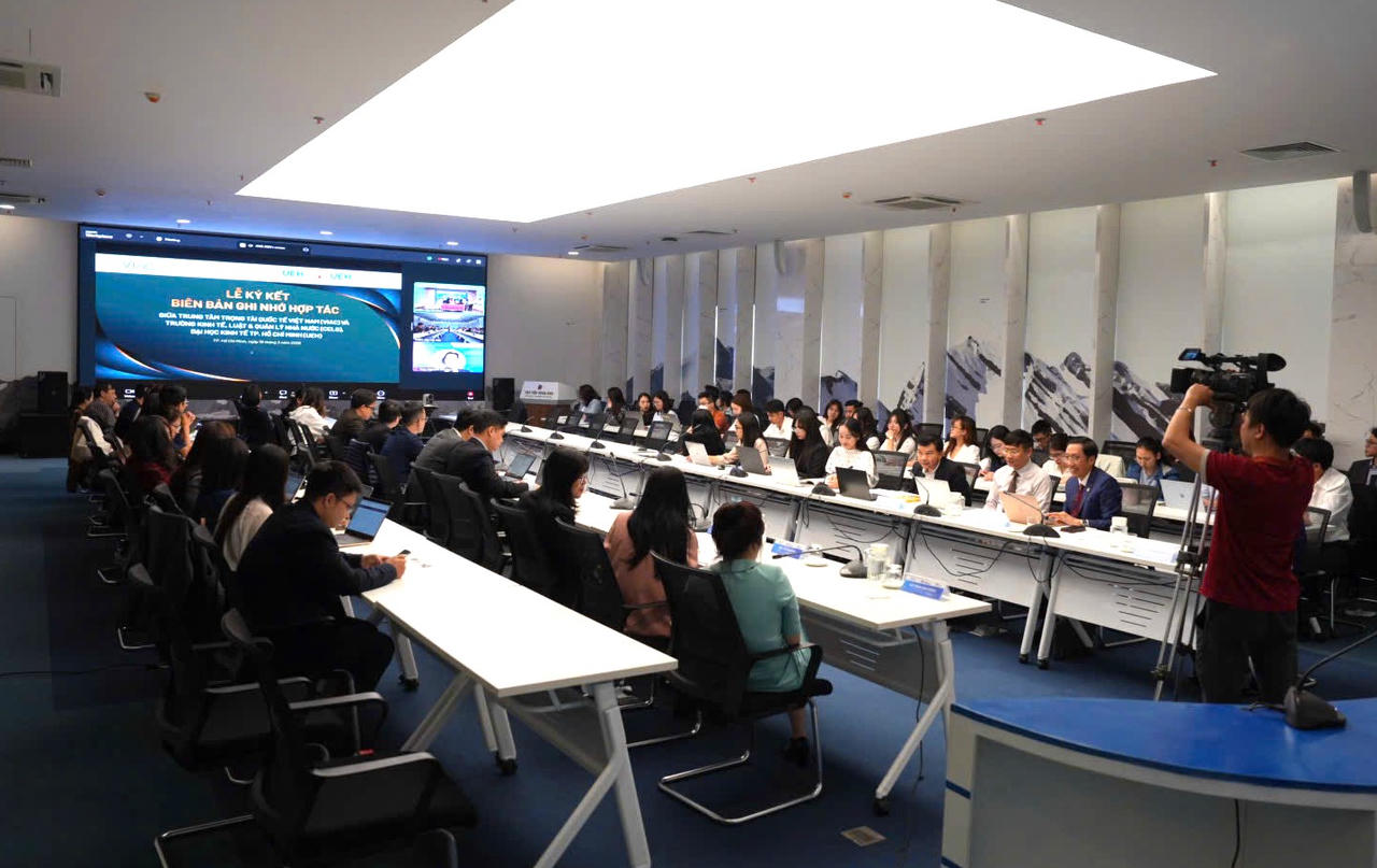 To&agrave;n cảnh hội thảo đầu cầu H&agrave; Nội (Học viện Ngoại giao)