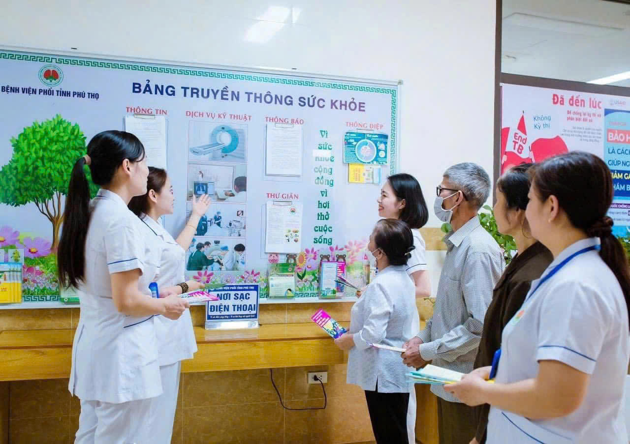 C&aacute;c b&aacute;c sĩ tại Bệnh viện Phổi tỉnh Ph&uacute; Thọ tuy&ecirc;n truyền, hướng dẫn cho người bệnh.