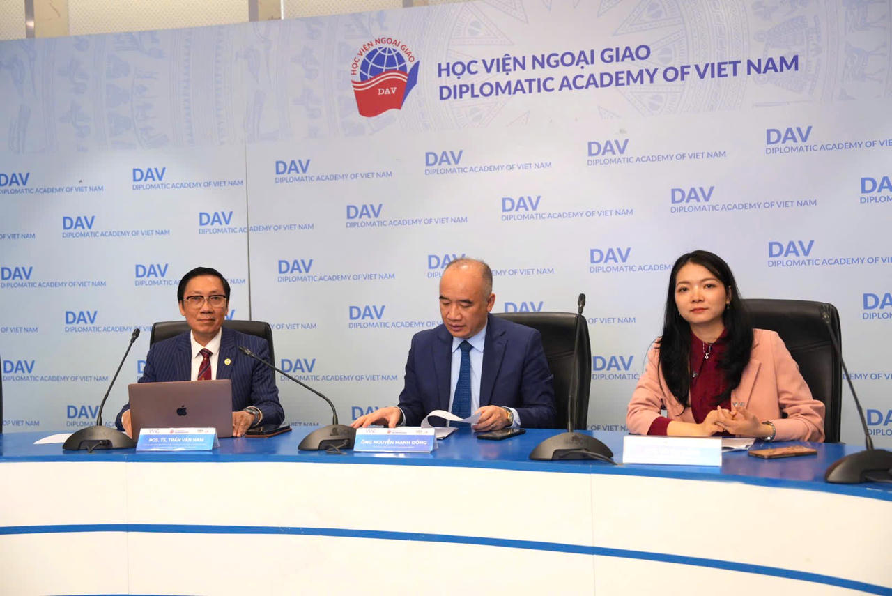 &Ocirc;ng Nguyễn Mạnh Đ&ocirc;ng (giữa) &ndash; Ph&oacute; Gi&aacute;m đốc Học viện Ngoại giao tham luận tại Hội thảo