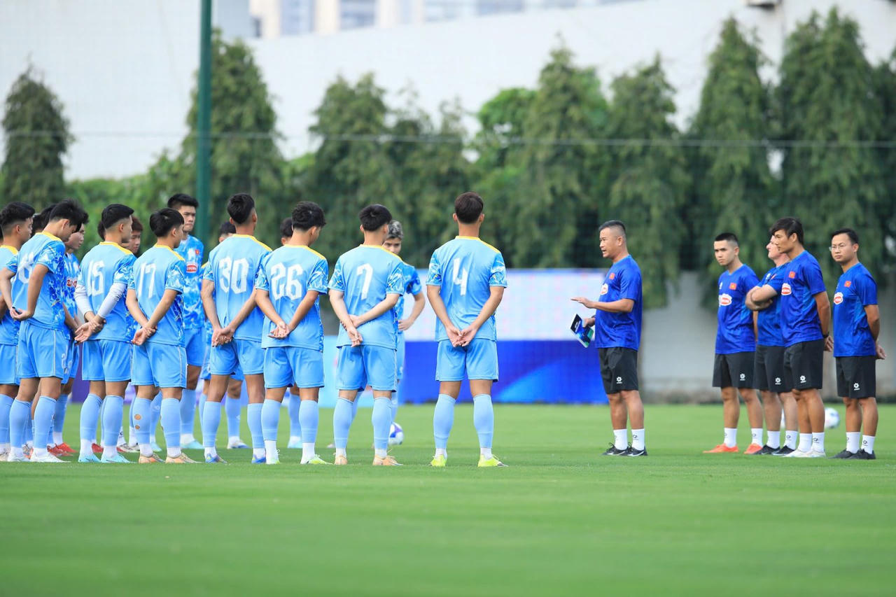 Quyền HLV trưởng Đinh Hồng Vinh đang cầm qu&acirc;n đội tuyển U23 Việt Nam