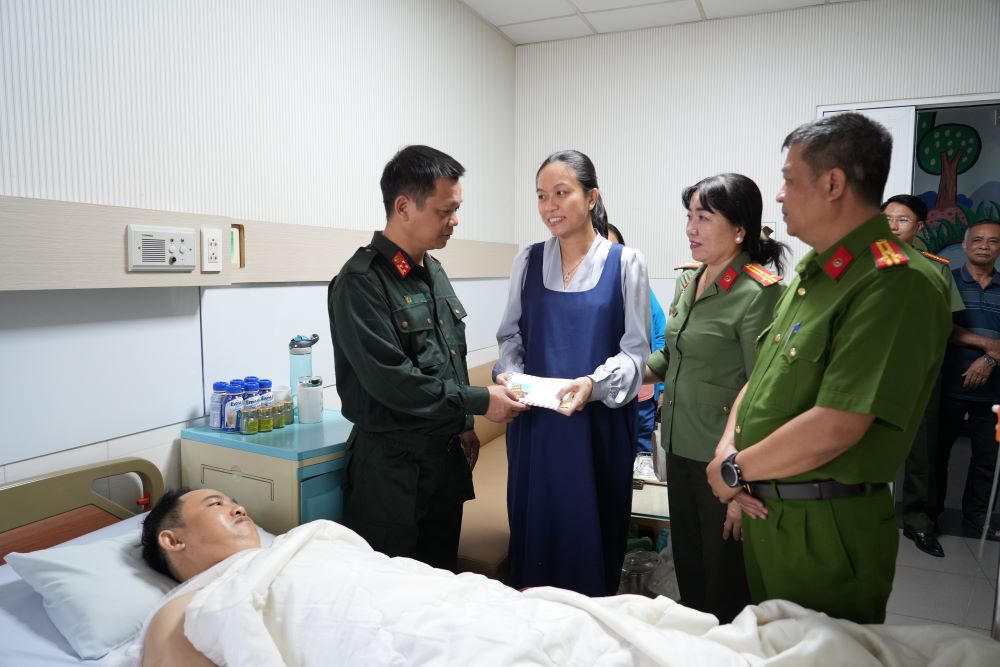 Đại t&aacute; Đậu Xu&acirc;n Bảo trao qu&agrave; hỗ trợ cho gia đ&igrave;nh Thiếu t&aacute; Phạm Nguyễn Đức L&acirc;m.