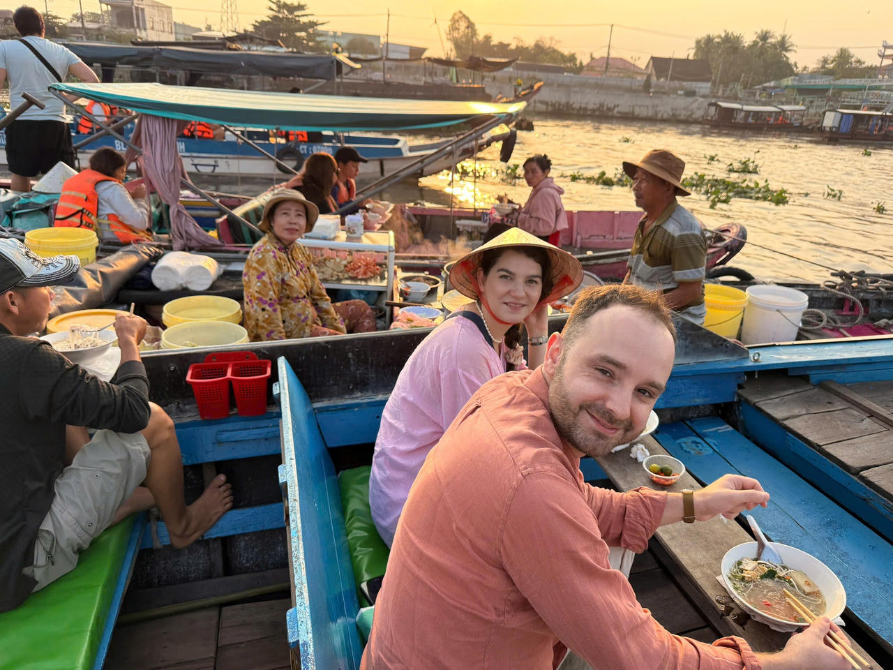 Du kh&aacute;ch nước ngo&agrave;i tr&ecirc;n s&ocirc;ng Hậu. (Ảnh: Mekong Smile)