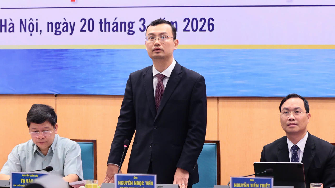 Ph&oacute; Tổng Bi&ecirc;n tập B&aacute;o Tiền Phong Nguyễn Ngọc Tiến ph&aacute;t biểu tại Toạ đ&agrave;m.