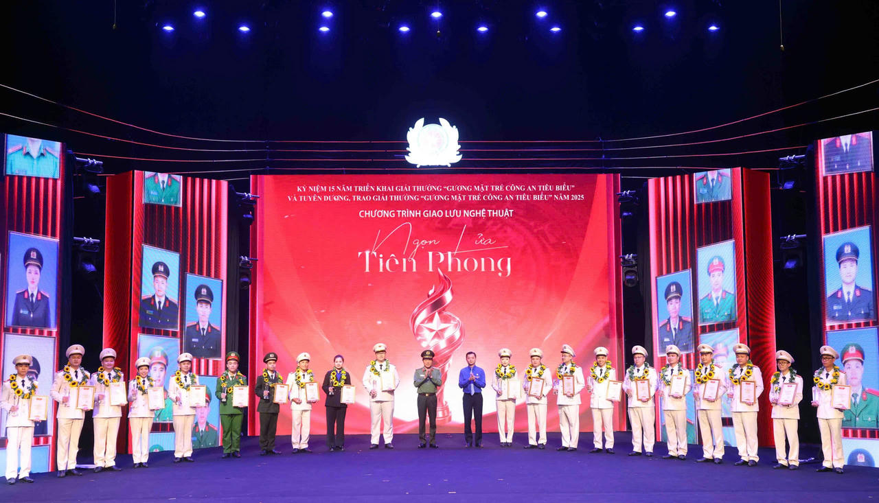 20 &ldquo;Gương mặt trẻ C&ocirc;ng an ti&ecirc;u biểu&rdquo; năm 2025 tr&ecirc;n s&acirc;n khấu của chương tr&igrave;nh.