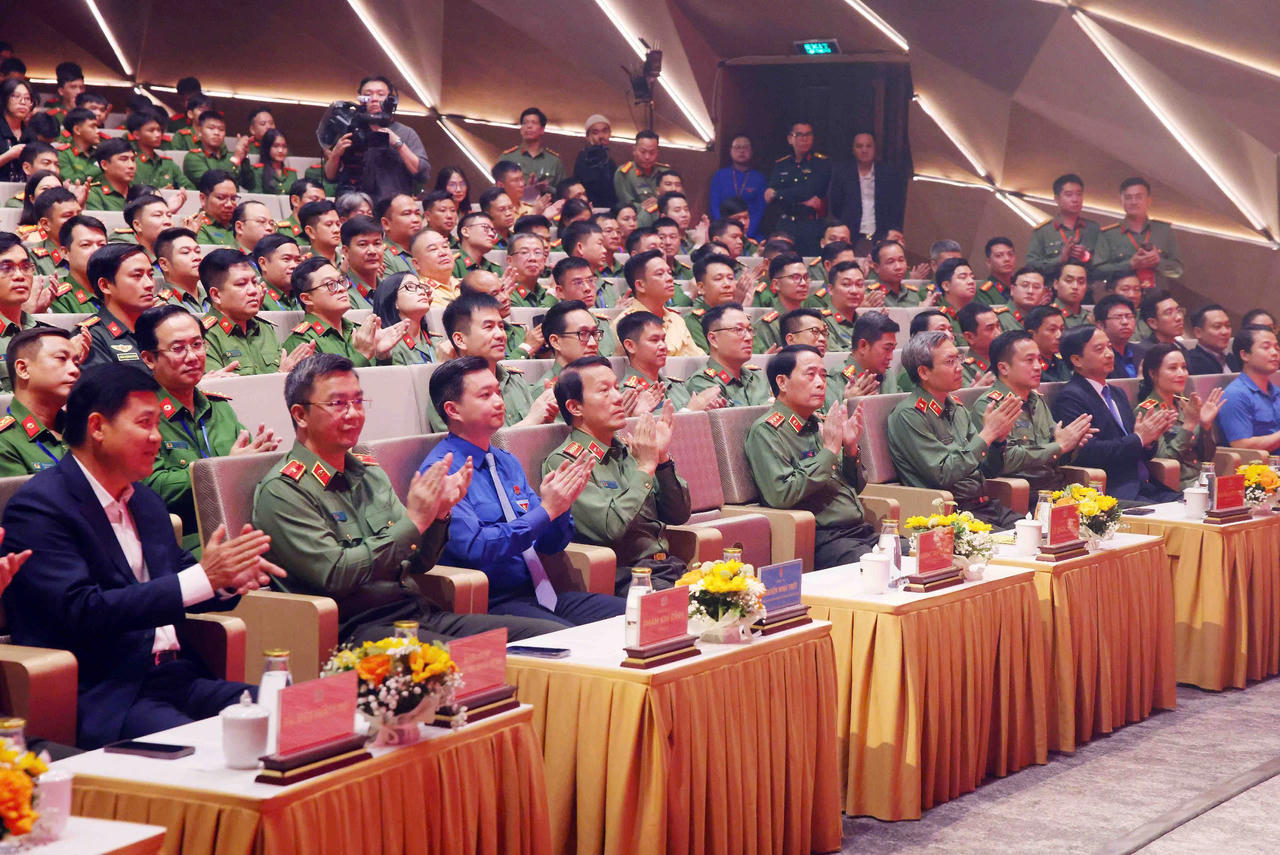 C&aacute;c đại biểu tham dự chương tr&igrave;nh.