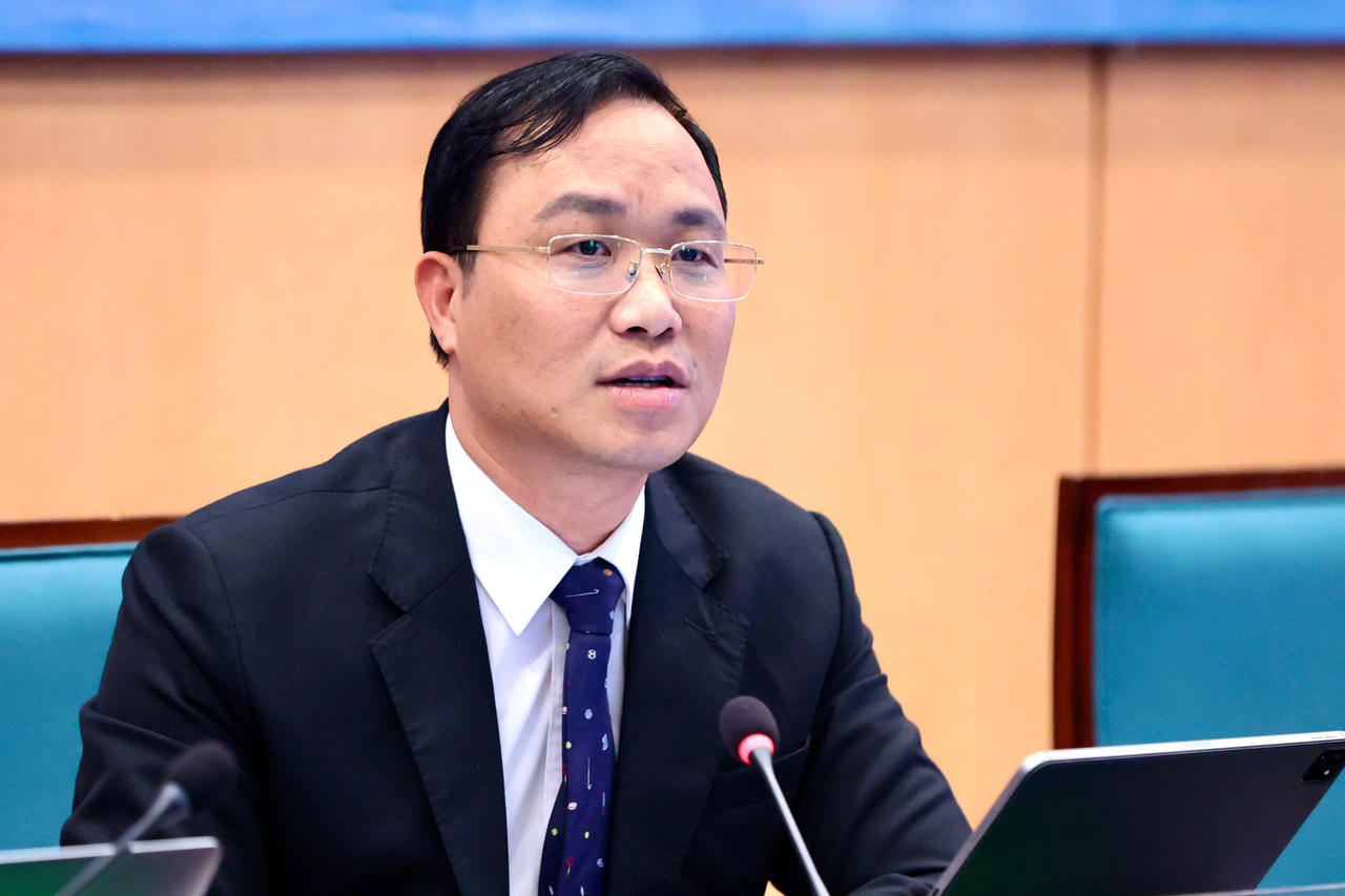 Ch&aacute;nh Văn ph&ograve;ng UBND TP H&agrave; Nội Nguyễn Tiến Thiết ph&aacute;t biểu tại Toạ đ&agrave;m.