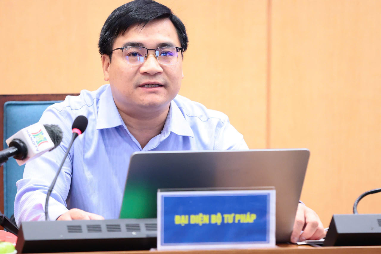 Ph&oacute; Vụ trưởng Vụ C&ocirc;ng t&aacute;c x&acirc;y dựng văn bản quy phạm ph&aacute;p luật, Bộ Tư ph&aacute;p L&ecirc; Tuấn Phong th&ocirc;ng tin về dự thảo Luật Thủ đ&ocirc; (sửa đổi) tại Toạ đ&agrave;m.