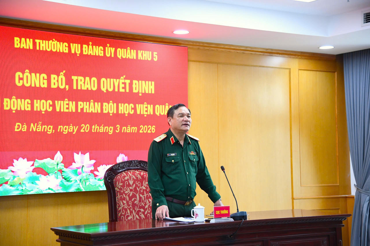 Thiếu tướng V&otilde; Văn Hưng, Chủ nhiệm Ch&iacute;nh trị QK5 ph&aacute;t biểu tại buổi lễ tiếp nhận.&nbsp;