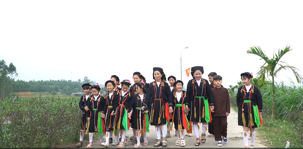 Người S&aacute;n D&igrave;u đ&atilde; chắt lọc tinh hoa từ đời sống th&agrave;nh lời ca tiếng h&aacute;t.