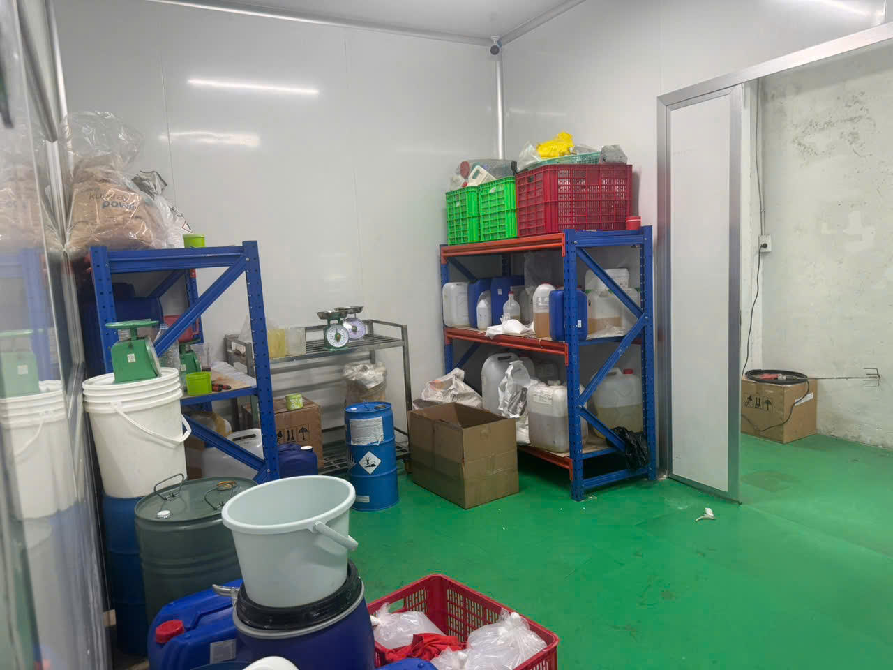 B&ecirc;n trong 'c&ocirc;ng xưởng kem trộn' gắn m&aacute;c mỹ phẩm xuất xứ Mỹ, Th&aacute;i Lan (Ảnh: C&ocirc;ng an cung cấp).