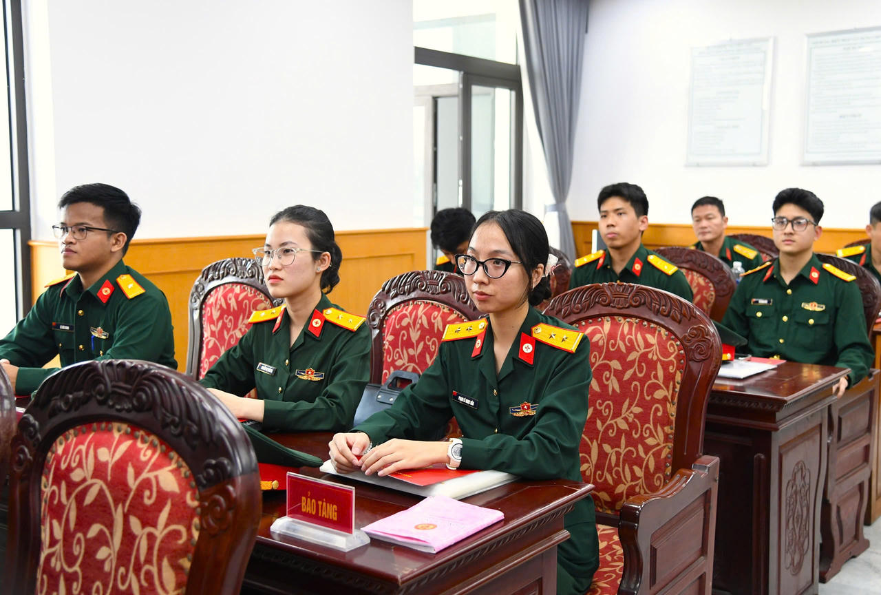 Quân khu 5 tiếp nhận 16 bác sĩ quân y trẻ về đơn vị công tác