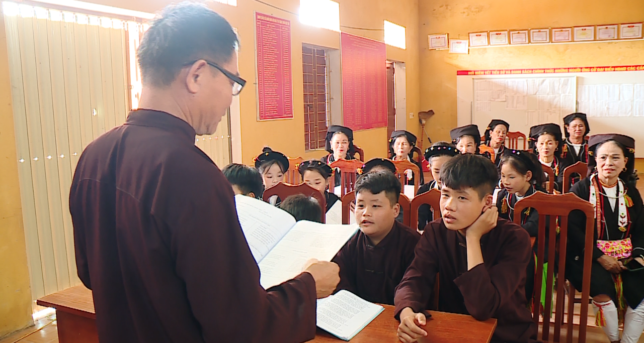 &nbsp;Đồng b&agrave;o S&aacute;n D&igrave;u dường như kh&ocirc;ng thể thiếu tiếng h&aacute;t trong đời sống h&agrave;ng ng&agrave;y.