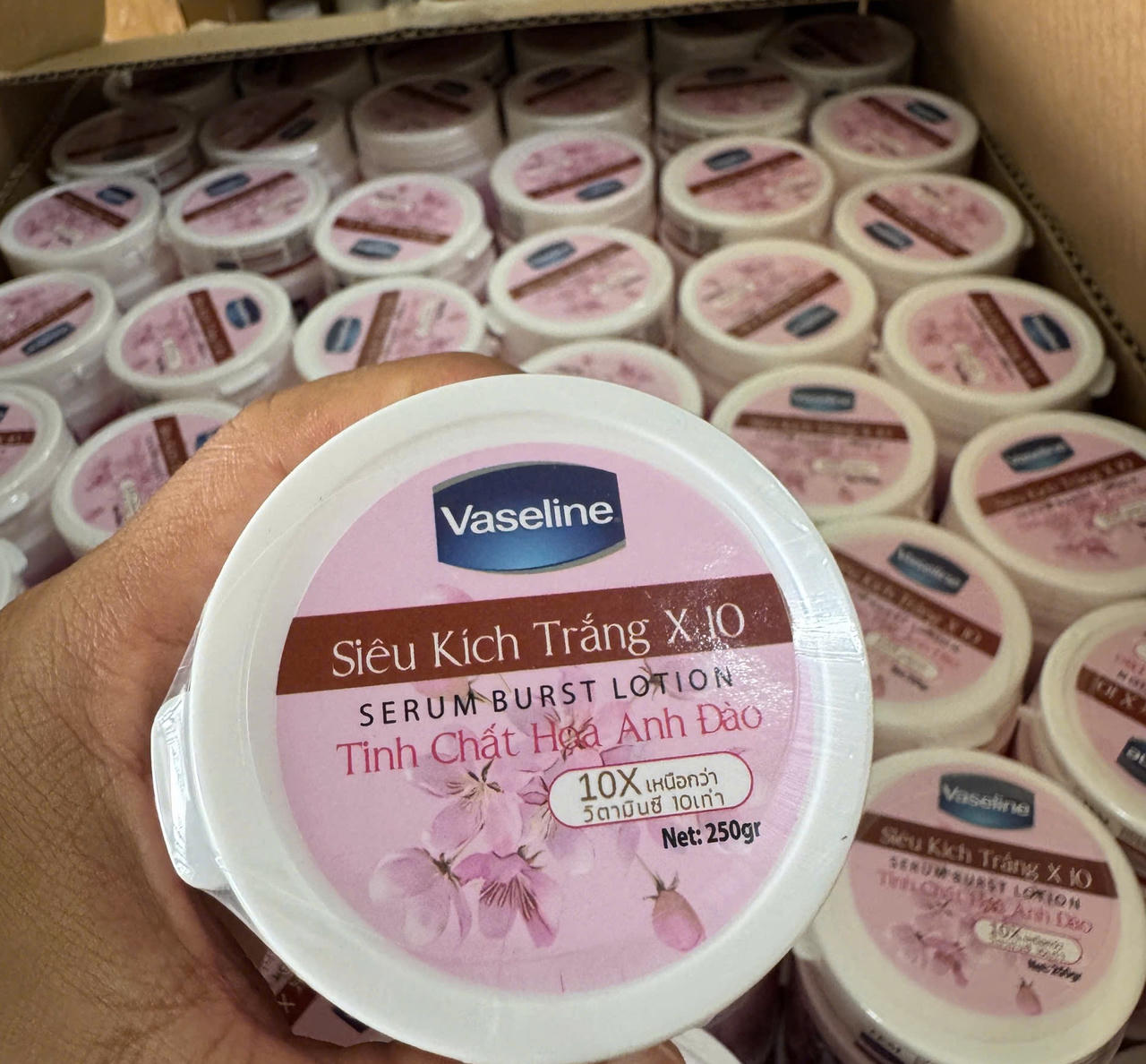 H&agrave;ng chục ng&agrave;n sản phẩm được ph&aacute;t hiện b&ecirc;n trong 'c&ocirc;ng xưởng kem trộn' do&nbsp;L&acirc;m Thị Kim Nương tổ chức, điều h&agrave;nh (Ảnh: C&ocirc;ng an cung cấp).