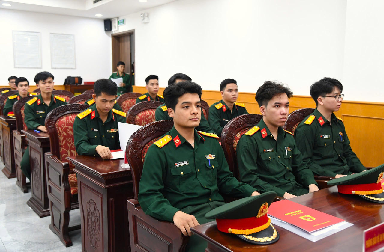 Quân khu 5 tiếp nhận 16 bác sĩ quân y trẻ về đơn vị công tác