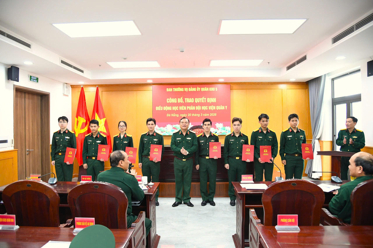 L&atilde;nh đạo Qu&acirc;n khu 5 trao quyết định cho học vi&ecirc;n.