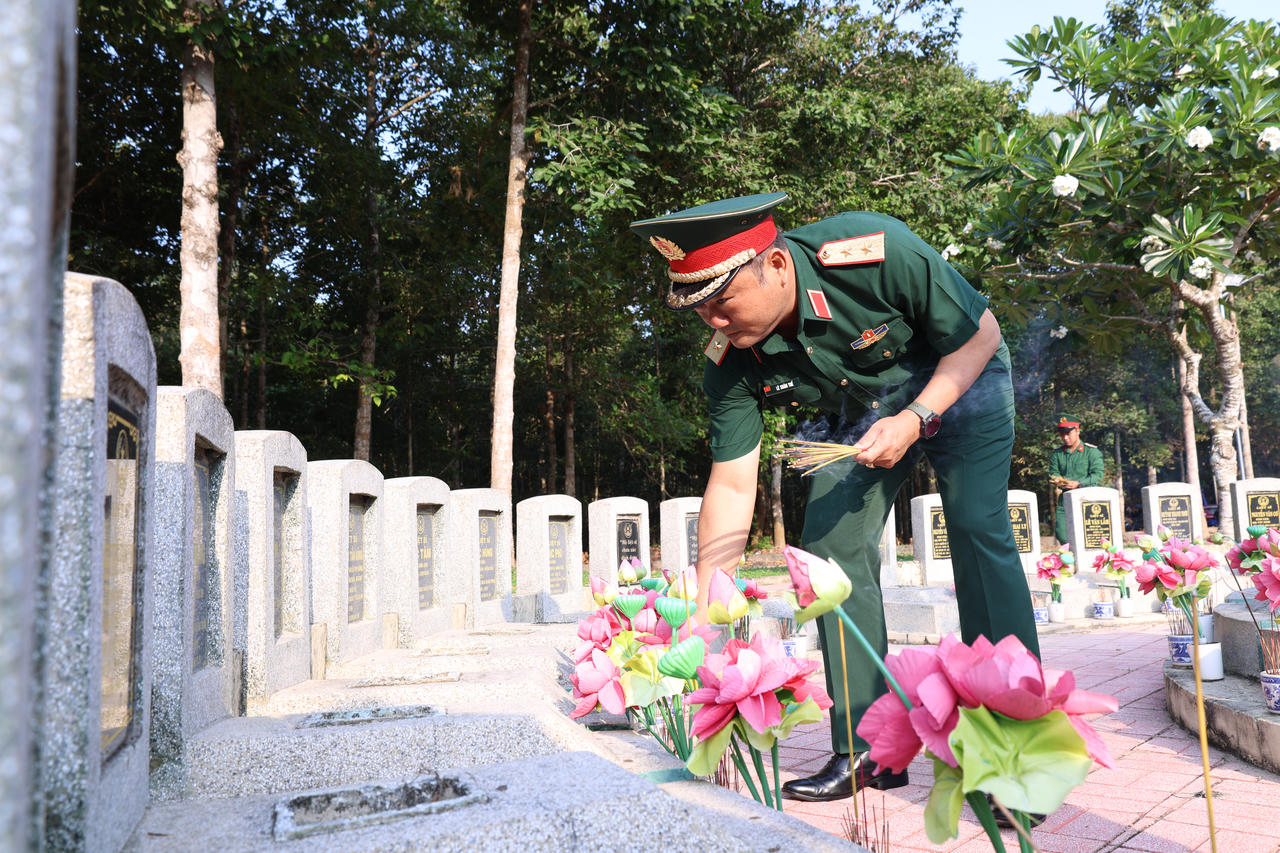 Trung tướng L&ecirc; Xu&acirc;n Thế thắp hương phần mộ liệt sĩ.
