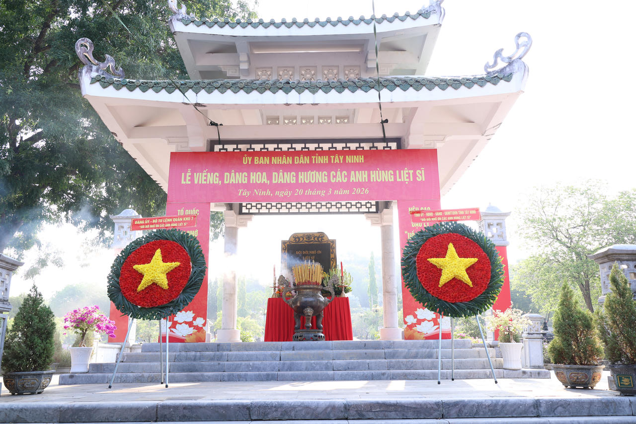 Kh&ocirc;ng gian trang nghi&ecirc;m tại khu tưởng niệm Nghĩa trang liệt sĩ Đồi 82 trước giờ h&agrave;nh lễ.