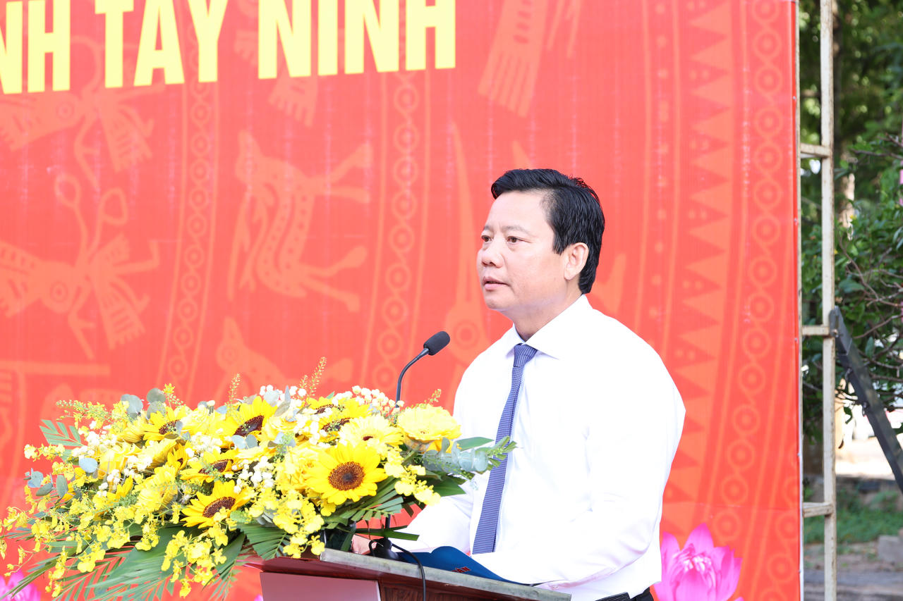 Đồng ch&iacute; Phạm Tấn Ho&agrave;, Ph&oacute; Chủ tịch UBND tỉnh ph&aacute;t biểu v&agrave; ph&aacute;t lệnh khởi c&ocirc;ng dự &aacute;n.