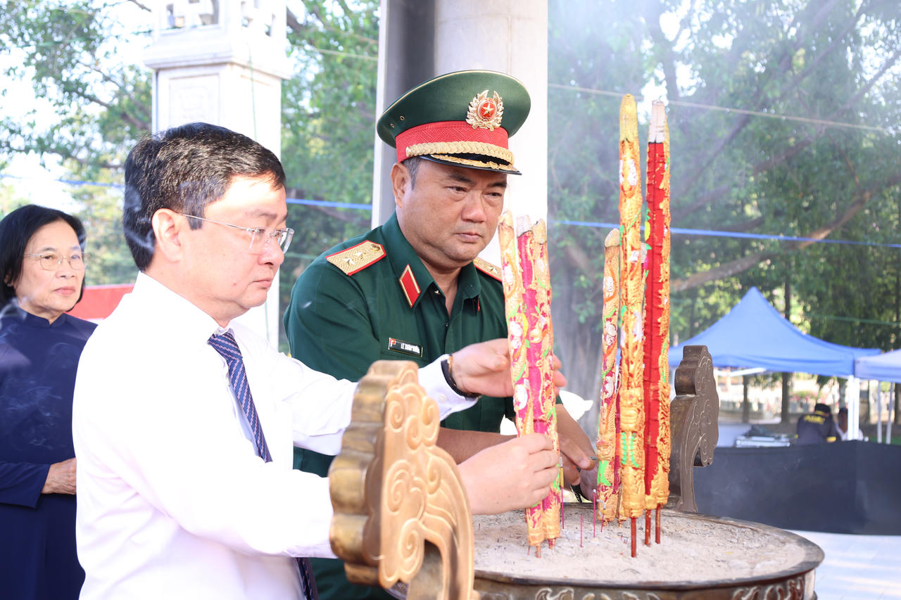 Trung tướng L&ecirc; Xu&acirc;n Thế, Ủy vi&ecirc;n Ban Chấp h&agrave;nh Trung ương Đảng, Tư lệnh Qu&acirc;n khu; đồng ch&iacute; Nguyễn Văn Quyết, Ủy vi&ecirc;n Ban Chấp h&agrave;nh Trung ương Đảng, B&iacute; thư Tỉnh ủy thắp hương tri &acirc;n c&aacute;c anh h&ugrave;ng liệt sĩ.